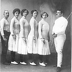 Schermende vrouwen bij de Asser Gymnastiek Vereniging