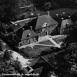 Luchtfoto van gemeentehuis Huize Laarwoud