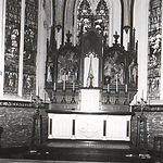 Het altaar in het koor van de Rooms-Katholieke Kerk aan de Europaweg 10 te Nieuw Schoonebeek