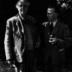 Schrijvers en Assenaren Jan Fabricius (1871-1964, links) en Anne de Vries (1904-1964), vermoedeli...
