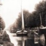 Turfschepen in een kanaal te Hoogeveen