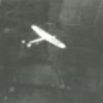 Een vliegtuig van de KLM in de lucht, van bovenaf gezien, tijdens de opening van het vliegveld te...