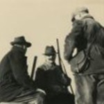 Drie jagers tijdens de jacht, vermoedelijk in de omgeving van Roden