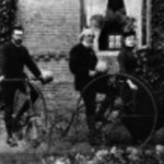 W.L. van den Biesheuvel Schiffer, met dochter Louise op een tandem met vier wielen en zoon Frank ...