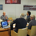 De heer Giethoorn aan de verhalentafel tijdens de Grootscheepsdag op 12 oktober 2013