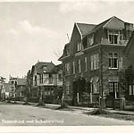Hoogeveen, Pesserstraat met Industrieschool, met uiterst links logement Hartsuiker,1918