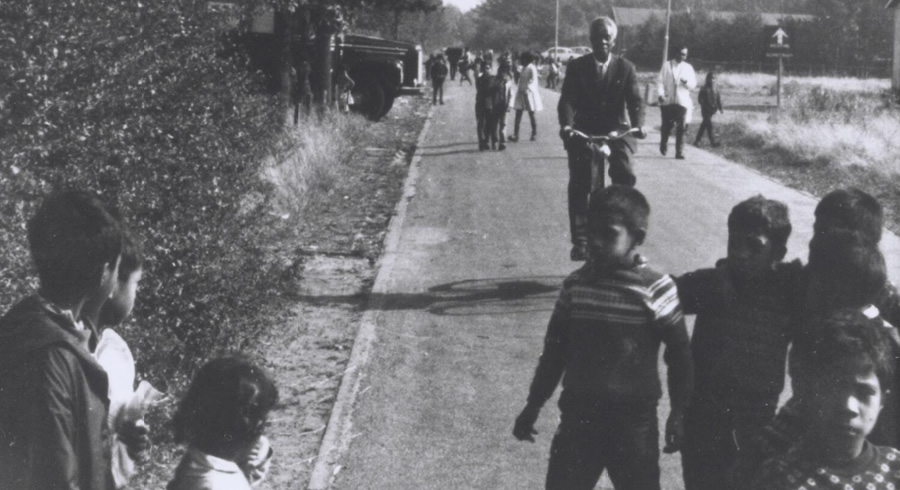 Lopende en ravottende schoolkinderen op weg naar huis